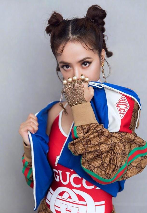 蔡依林上海演唱,丸子头的俏皮造型十分感性