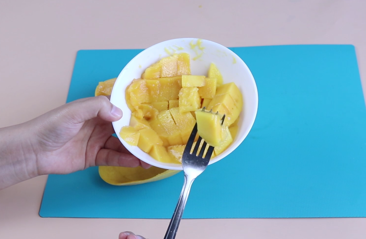 剥芒果我只服这2个方法,一点也不脏手不浪费,看一遍就能学会