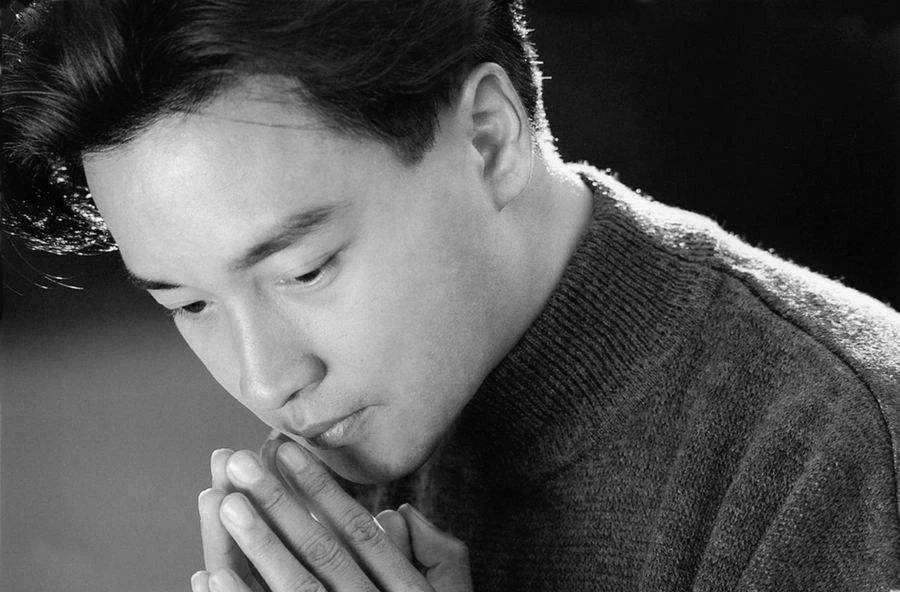 年少只听《左右手》,长大方知张国荣!