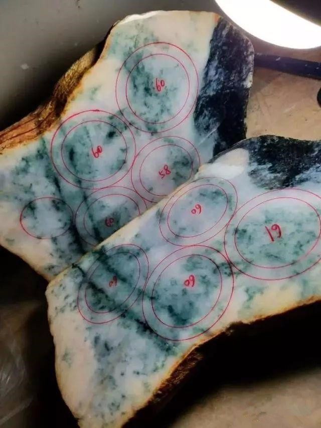 缅商60000卖我的翡翠原石,诱人的种水,切开后想不到如此漂亮?