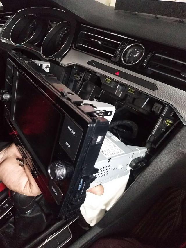 现在去拆前面中控台上的导航,拆导航是为了一会接视频输出线,大众迈腾