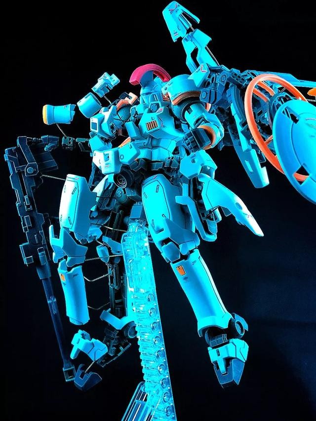 佳作:爆甲的别名:"标本",非常不错的高达模型展示题材