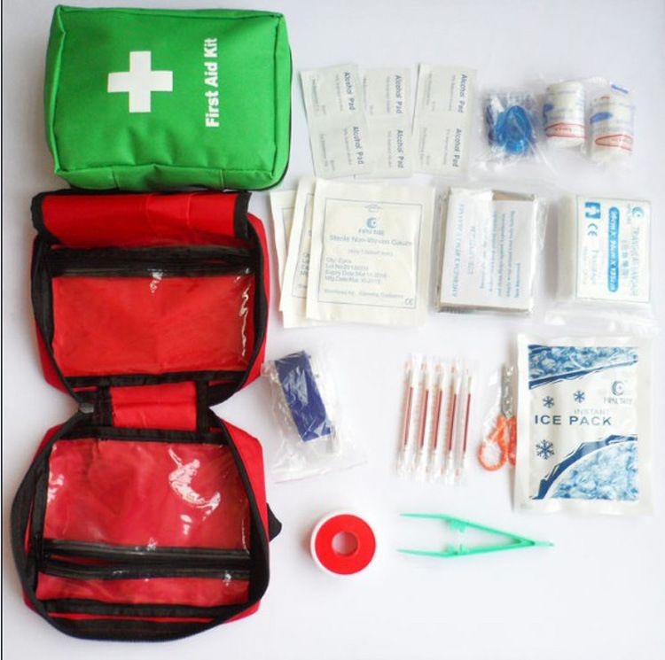 新车车内需要必备什么?车里放着这几种物品关键时刻能救命!