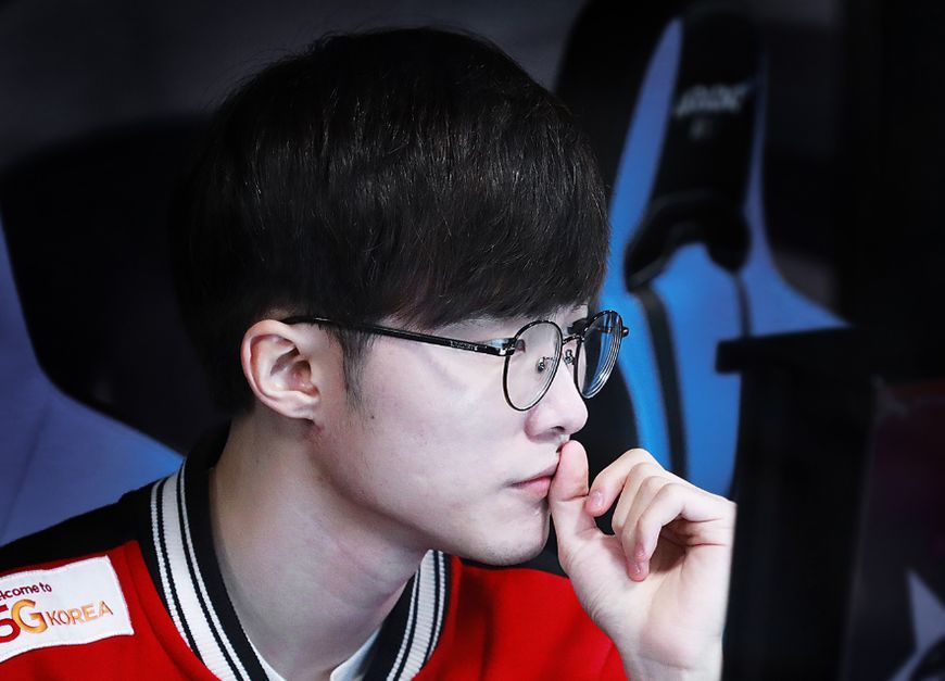 这大概是今年faker笑得最开心的一次了吧?