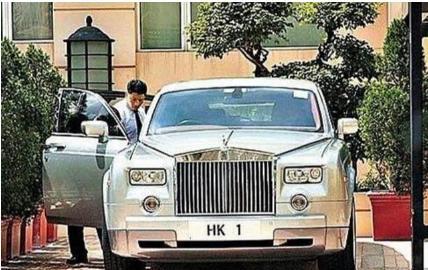 有4个老婆17个子女的他,豪车挂香港一号车牌,