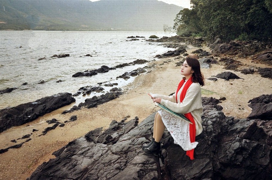 一个在河边写生创作的美丽姑娘