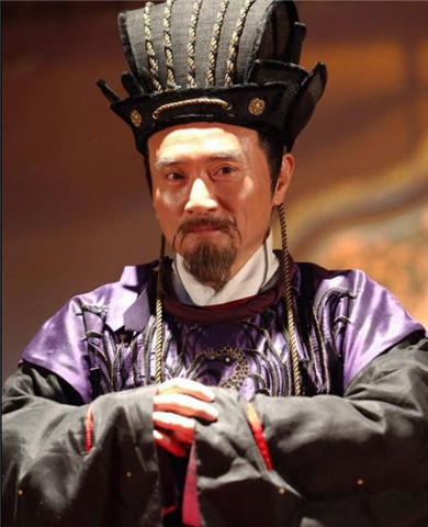 权贵们乘机兴风作浪,他果断地下令将包括陈演在内的一批旧官僚处死