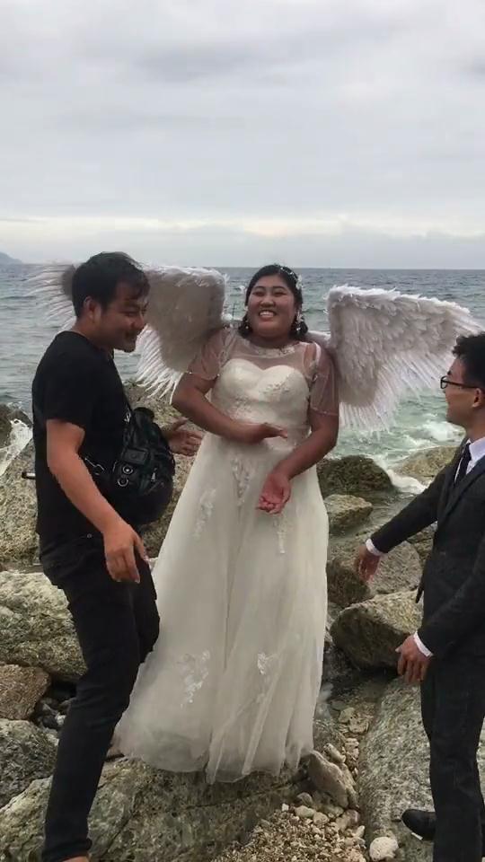 胖新娘10万元拍婚纱照扮天使,原片辣眼睛,精修图仙气飘飘