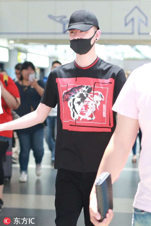 张云雷旧伤复发全程手扶经纪人行走