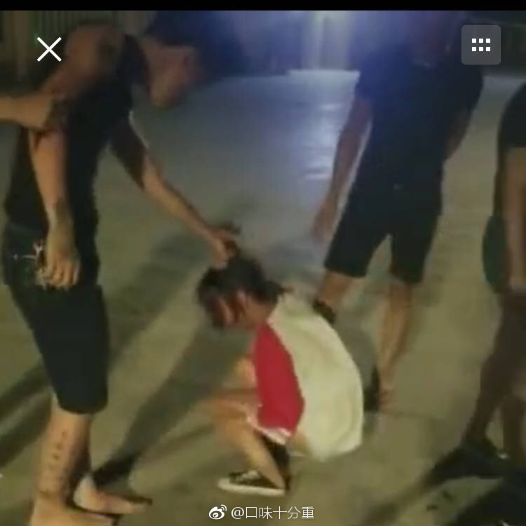 一纹身男子深夜殴打小女生,视频中男子揪着一女生的头发,用脚踹其后背