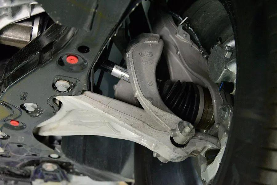 前悬铝合金双叉臂,后悬铝合金 板簧,xc60底盘性价比超高!