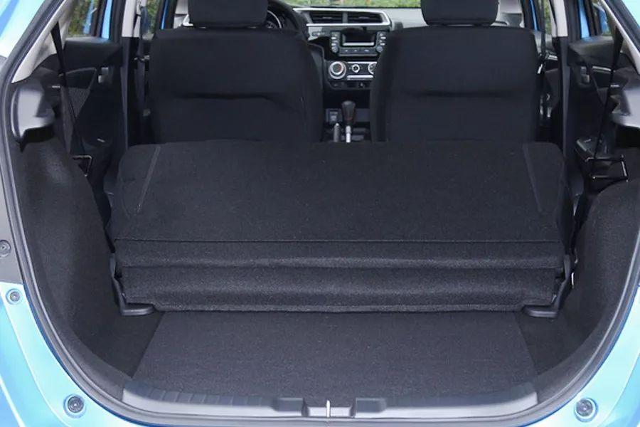 飞度只有顶配车型支持后排座椅4/6放倒,其余车型只能整体放倒.