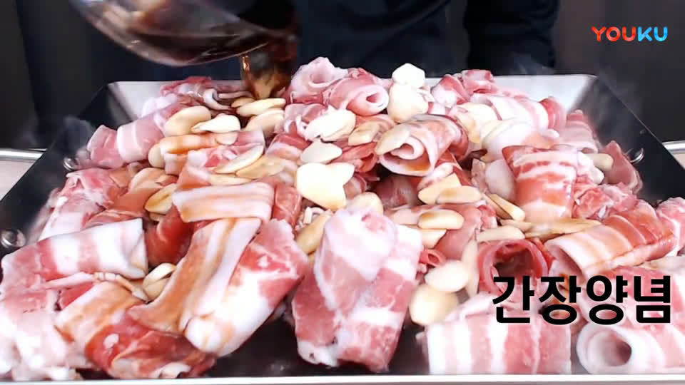 天天吃泡菜的韩国老外,品尝中国叫花鸡,瞬间打