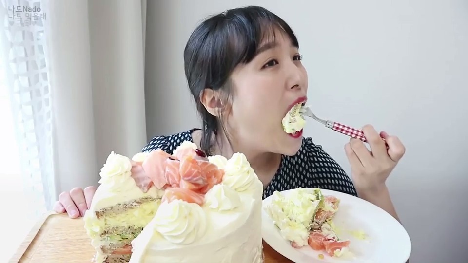 韩国可爱妹子nado酱,吃播自做奶油蛋糕 ,大发! 美食