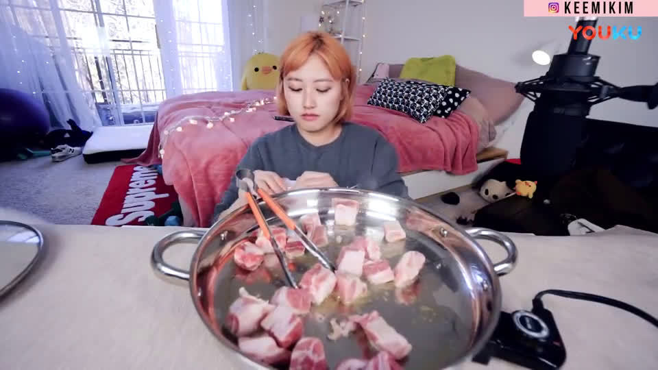 韩国吃播: 美女keemi吃一锅自制的金针菇猪肉泡菜豆腐汤