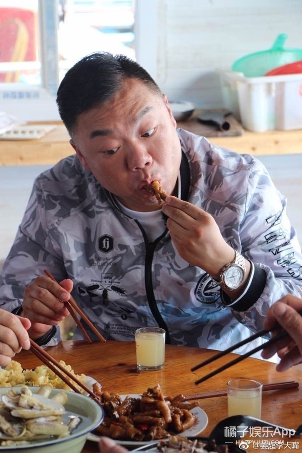 而从姜超的微博来看,他还是胖乎乎的,不过应该比较喜欢旅行了吧