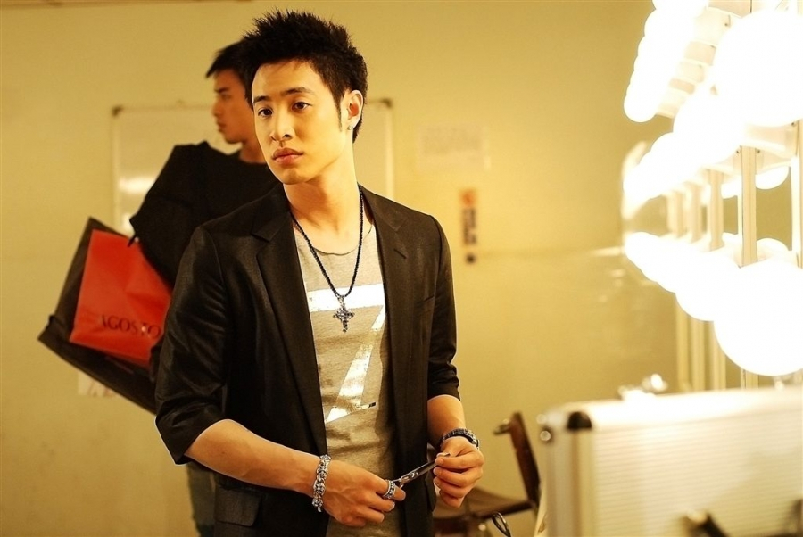 他的洋派音乐风格曾圈粉无数,如今38岁的老男神了,绯闻仍不断!