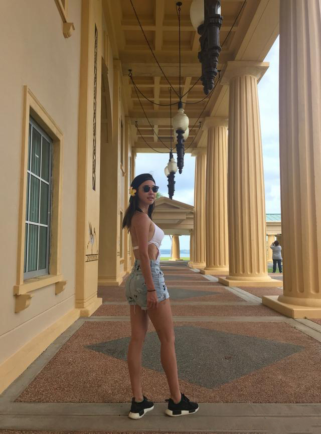 马景涛前妻身穿白色泳衣身材火辣 吴佳尼秀美背长腿超吸睛