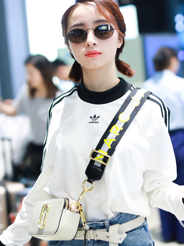 胡冰卿白色运动卫衣搭配牛仔长裤现身机场频频温柔撩发比v卖萌