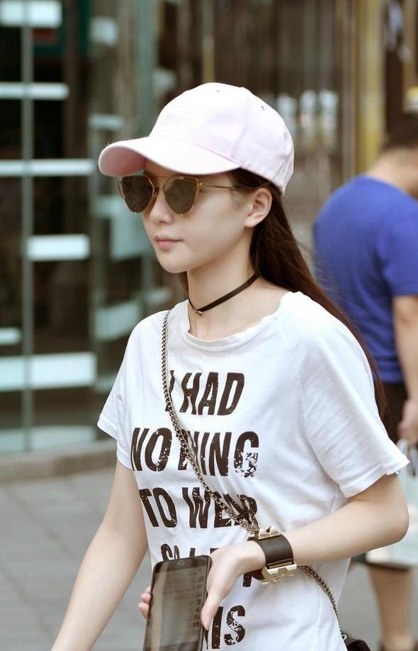 街拍戴帽子的美女,你跟漂亮之间是不是就差一顶帽子了呢?