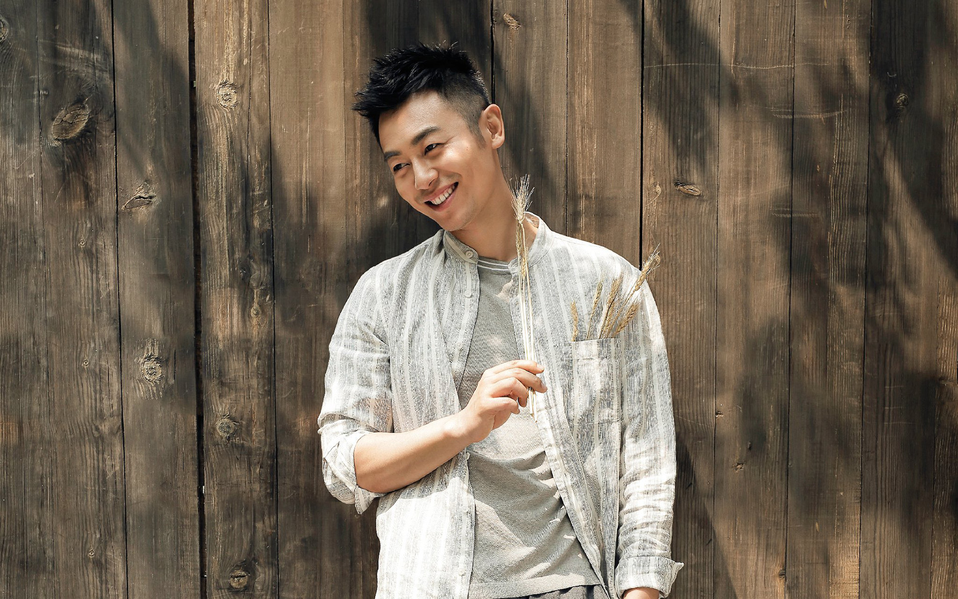 朱亚文身穿西装亮相机场让人惊艳,行走的荷尔蒙果然是一股清流啊