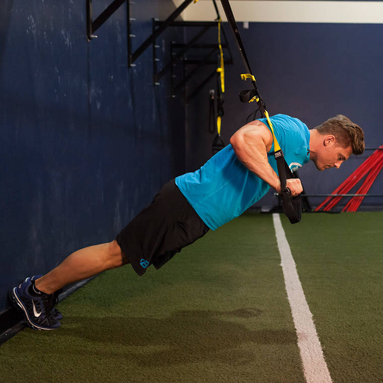 悬停俯卧撑练胸肌