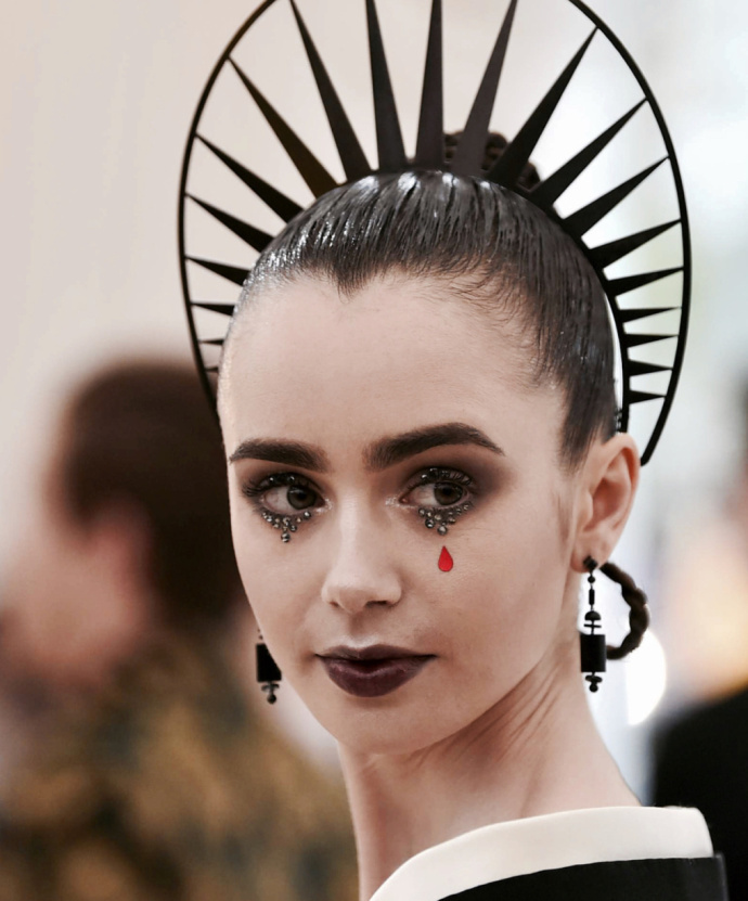 lilycollinsgivenchy2018metgala