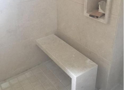 家里装修,让师傅在卫生间砌条大石凳,老婆说洗澡累了可以歇歇