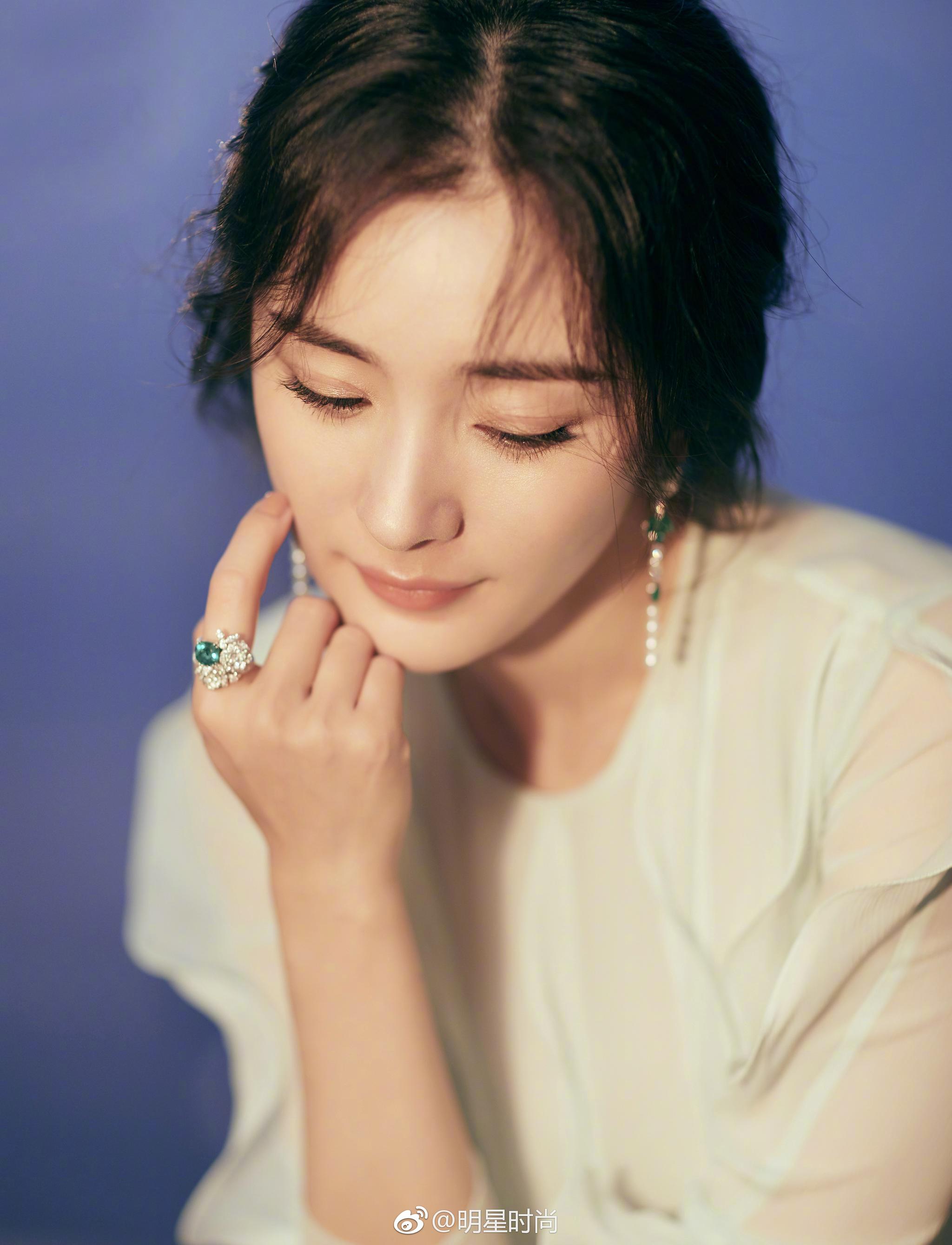 杨幂一袭薄荷绿纱裙亮相红毯,鱼骨辫编发搭配淡雅妆容温婉可人