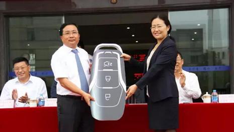 老总送员工百辆车,回应:公司不会亏待你们的!