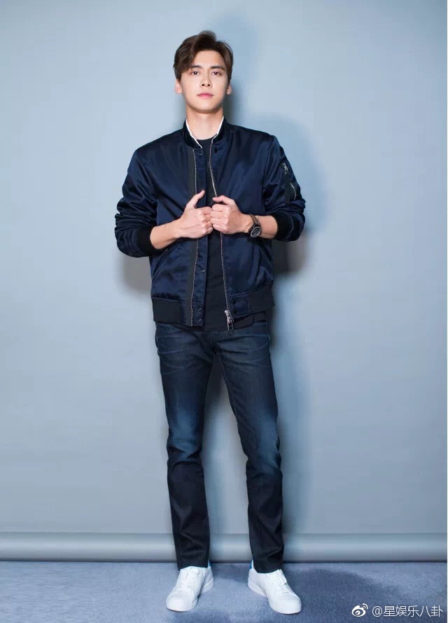 昨日李易峰品牌活动图,麻烦谁来把这位颜值爆表的长腿帅哥抱走