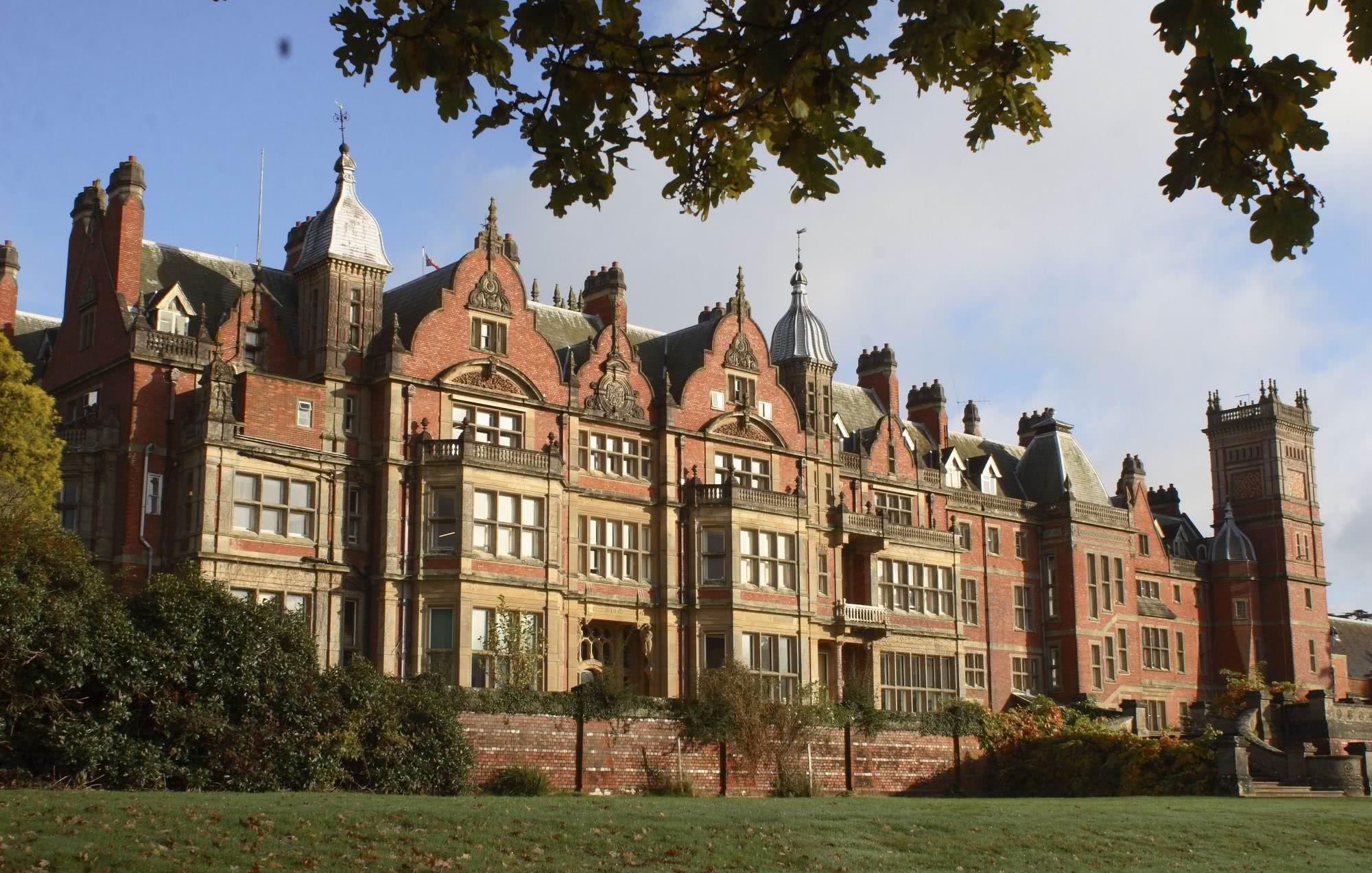 站在世界顶端的学校,学生不是贵族就是富二代,报名的人挤破头