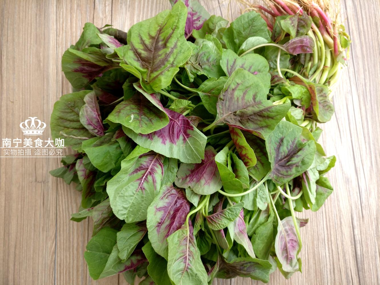 准备好食材:红笕菜一把,蒜米4粒1,把蒜米切碎2,笕菜切掉根部后,挑选出