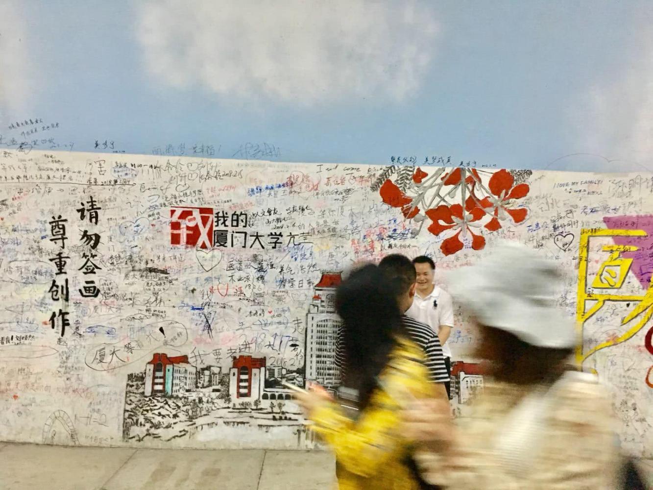 厦大芙蓉隧道游客依旧在乱涂乱画,学生的祈求被游客无视|游客|芙蓉|留言_新浪新闻