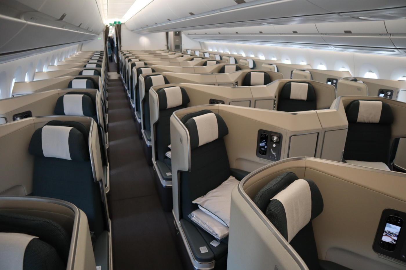 交付 | 不止是更长,国泰首架a350-1000交付,细节又赢了