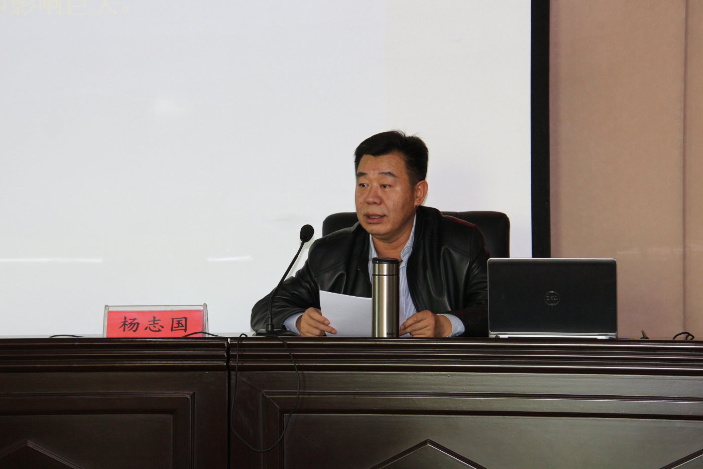 11月23日,石嘴山市禁毒委副主任,市人民政府副市长杨志国在市委党校为