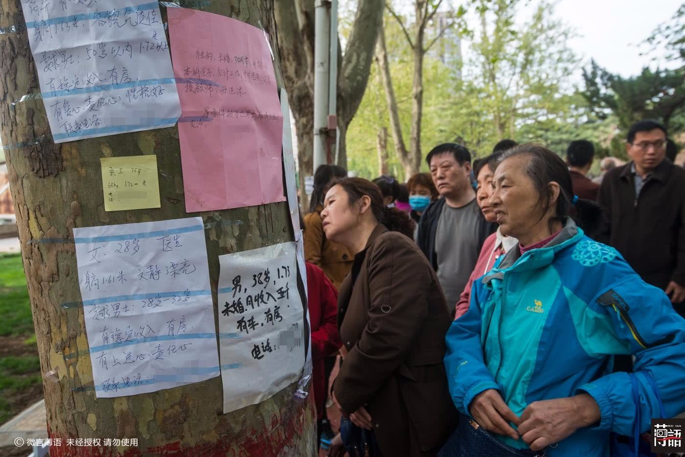 每到周日下午,在河南省安阳市人民公园内,有一处地方总是聚集着数百人