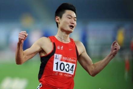 男子10秒百米记录保持者张培萌和主持人张