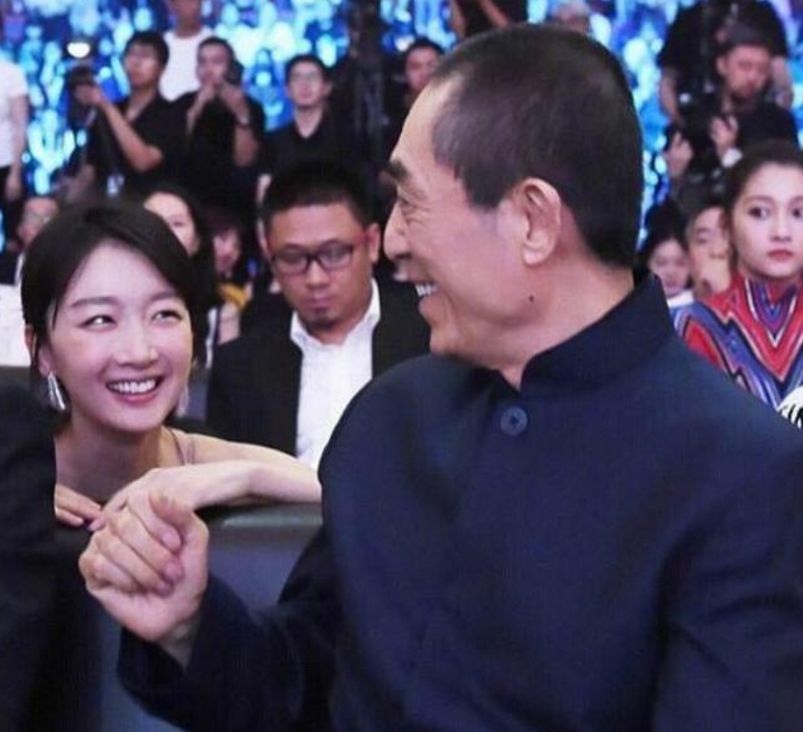 活动现场周冬雨和张艺谋聊的火热谁留意到关晓彤的眼神