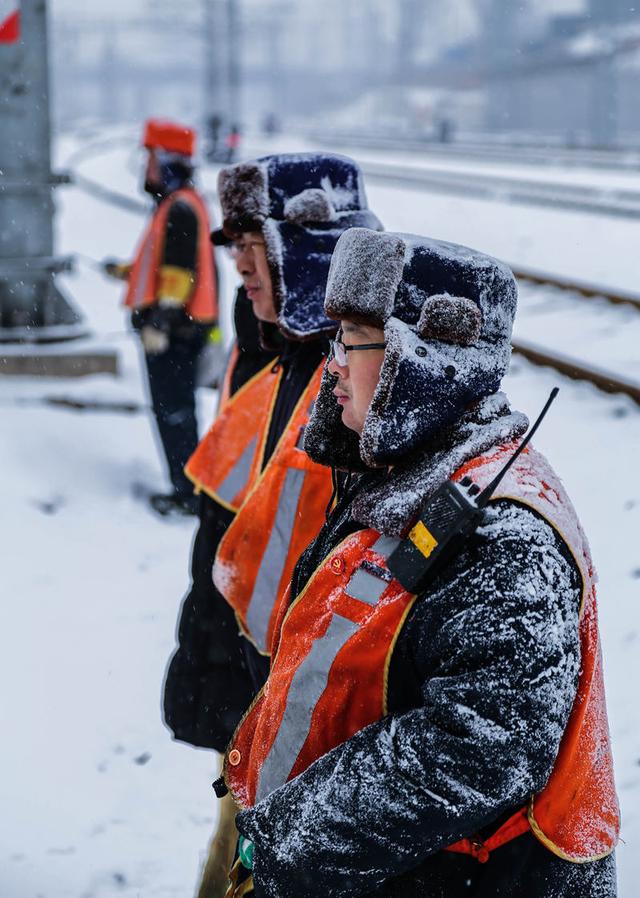 1月18日开始,唐山大范围普降大雪,正值春运期间,确保铁路沿线畅通是