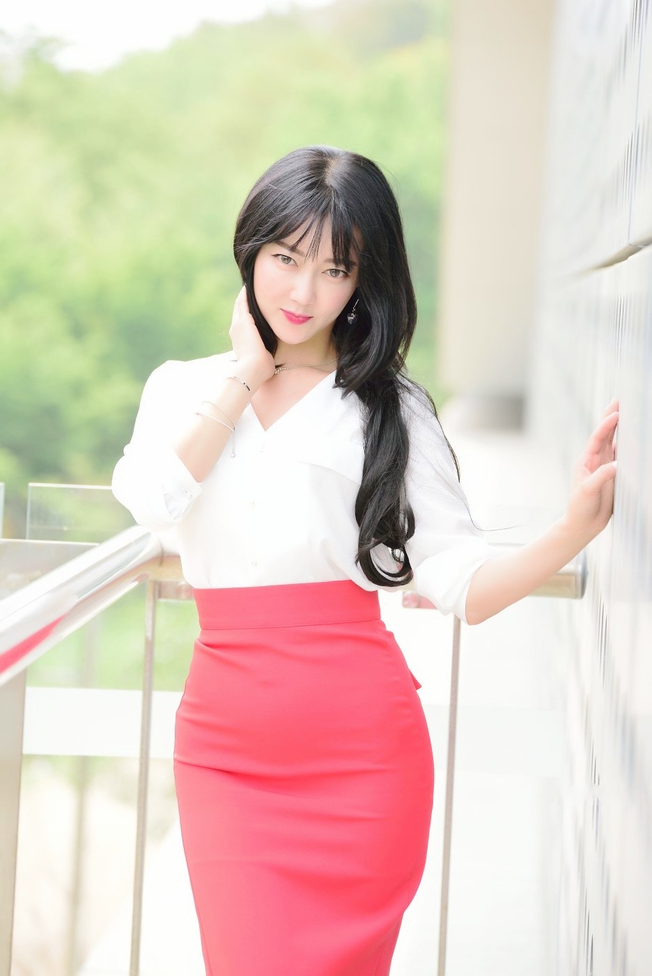 站在阳台外的成熟稳重气质美女!|女子|人像摄影|阳台_新浪新闻