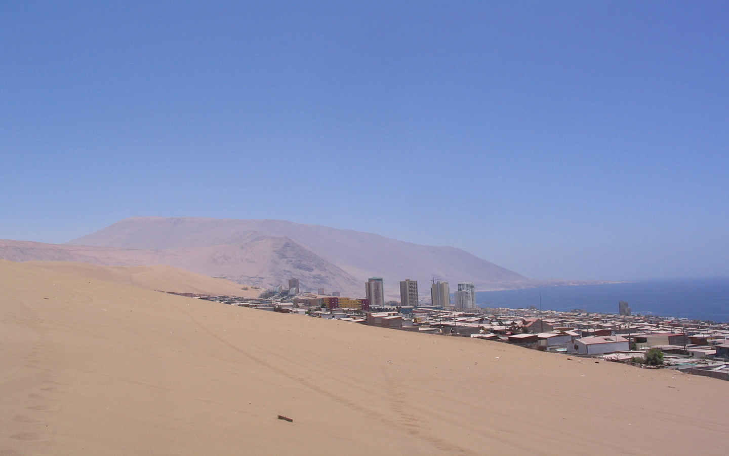 一座除了海就是沙漠的城市,一点绿色都没有,它并不是迪拜!