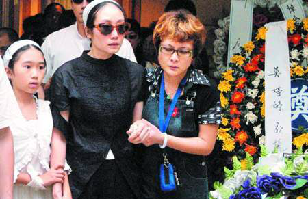 著名喜剧演员郭昶葬礼妻子伤心欲绝现场上千群众送别