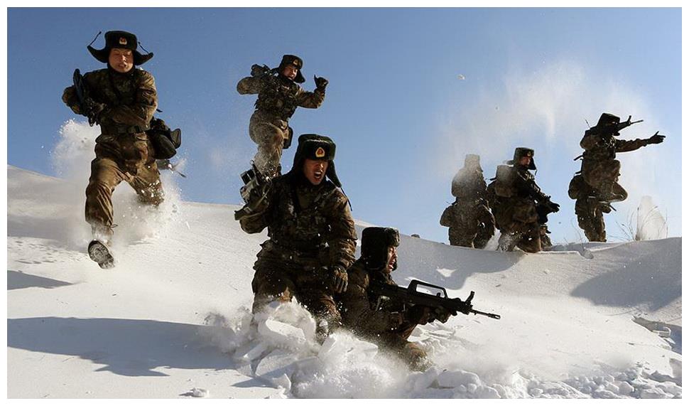 中国过年有很多种姿势,不要忘记其中一种叫"军人姿势"