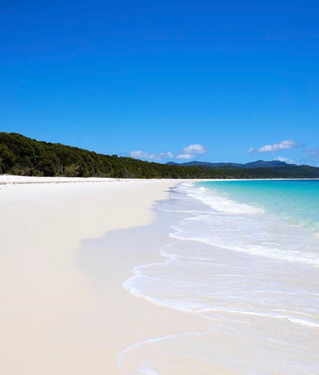 澳洲惠森迪岛白天堂沙滩白沙滩与深蓝海水融合一起恍若天堂