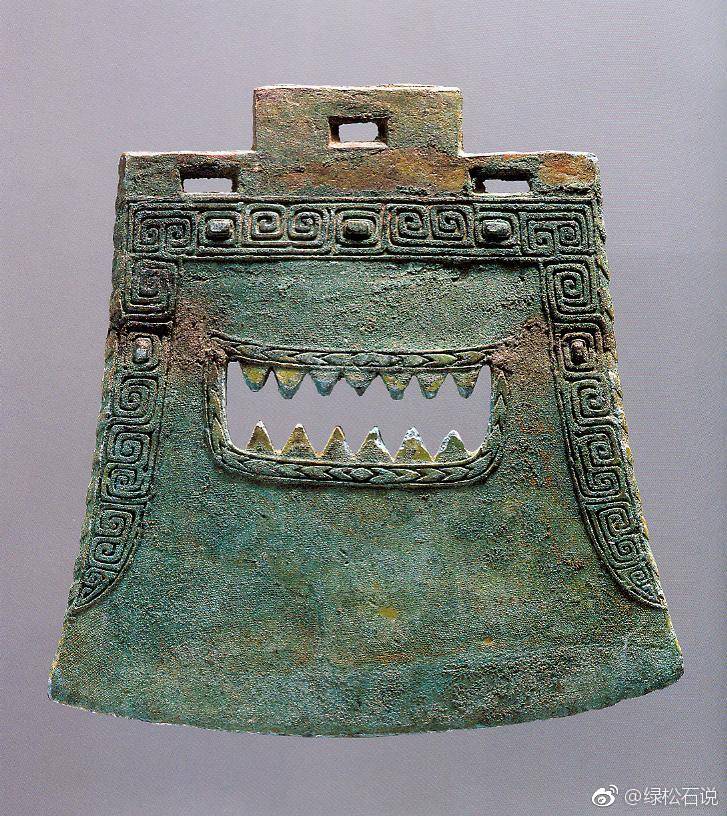 钺 （yuè） 古代兵器形似板斧，青铜或铁制成|板斧|铁制|青铜|兵器_新浪新闻
