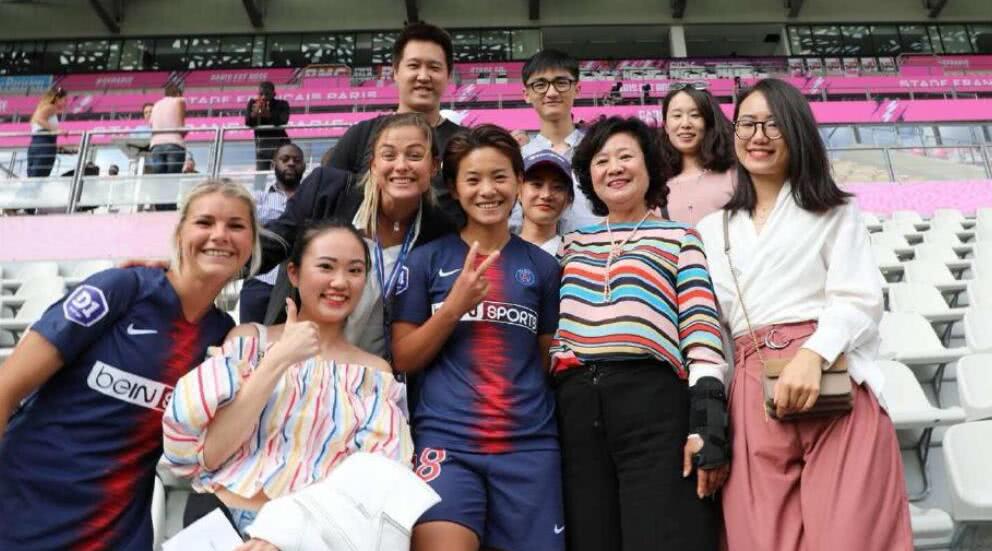 王霜晒与姆巴佩合影,球迷:颜值与实力并存