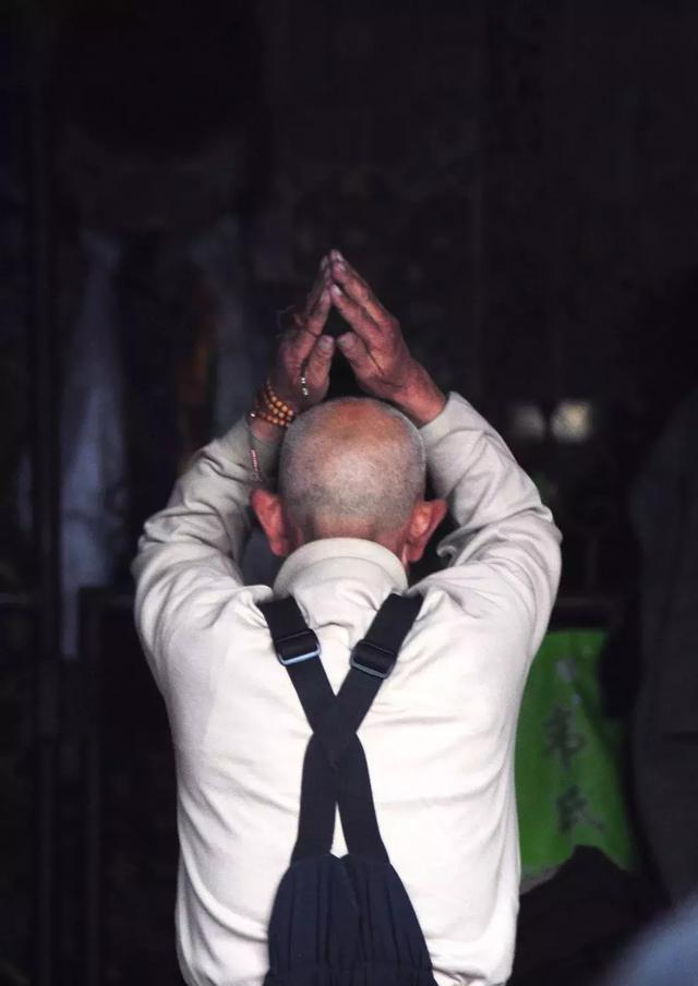 大昭寺:双手合十,举过头顶,这里是信仰的集结地