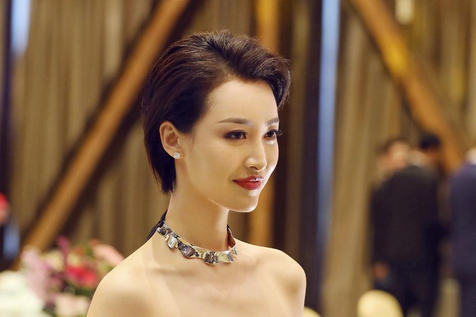 杨菲洋女boss上线展盛世美颜 女王气场野心勃勃