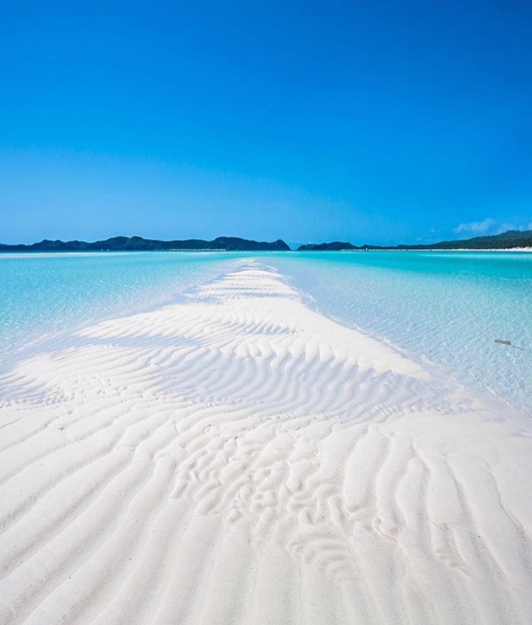 澳洲惠森迪岛白天堂沙滩白沙滩与深蓝海水融合一起恍若天堂